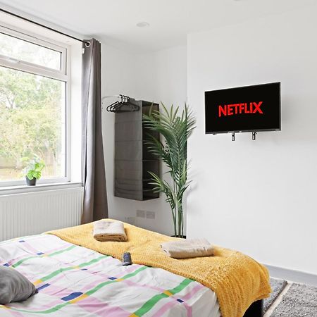 Stanion Luxurious 3 Bedroom Modern House Northamptonshire, Double, Twins, Single, Free Parking, Free Wi-Fi, Pets, Up To 8 Sleeps, 4 Smart Tvs Corby Dış mekan fotoğraf