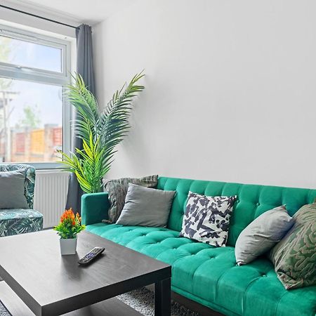 Stanion Luxurious 3 Bedroom Modern House Northamptonshire, Double, Twins, Single, Free Parking, Free Wi-Fi, Pets, Up To 8 Sleeps, 4 Smart Tvs Corby Dış mekan fotoğraf