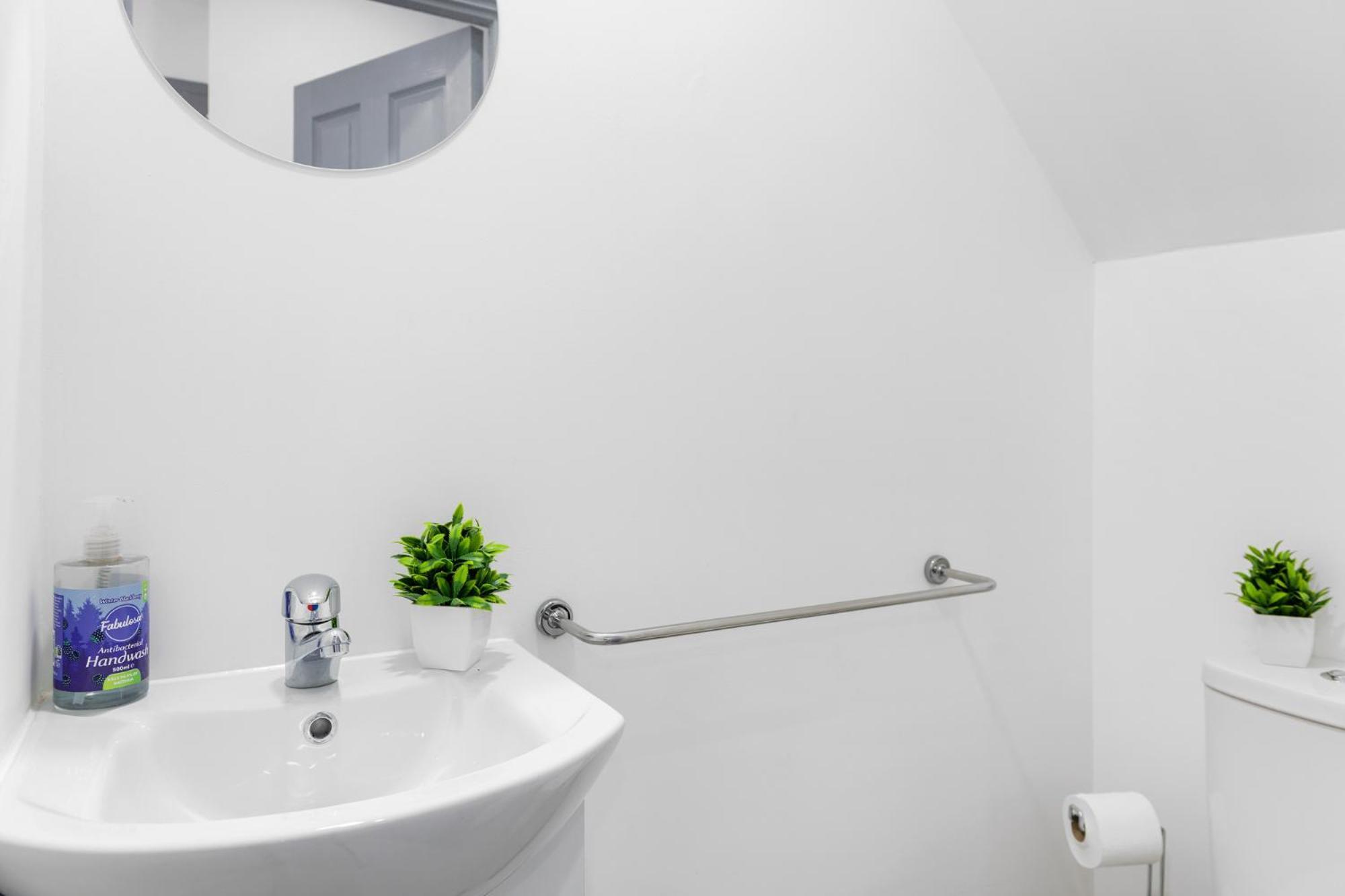 Stanion Luxurious 3 Bedroom Modern House Northamptonshire, Double, Twins, Single, Free Parking, Free Wi-Fi, Pets, Up To 8 Sleeps, 4 Smart Tvs Corby Dış mekan fotoğraf